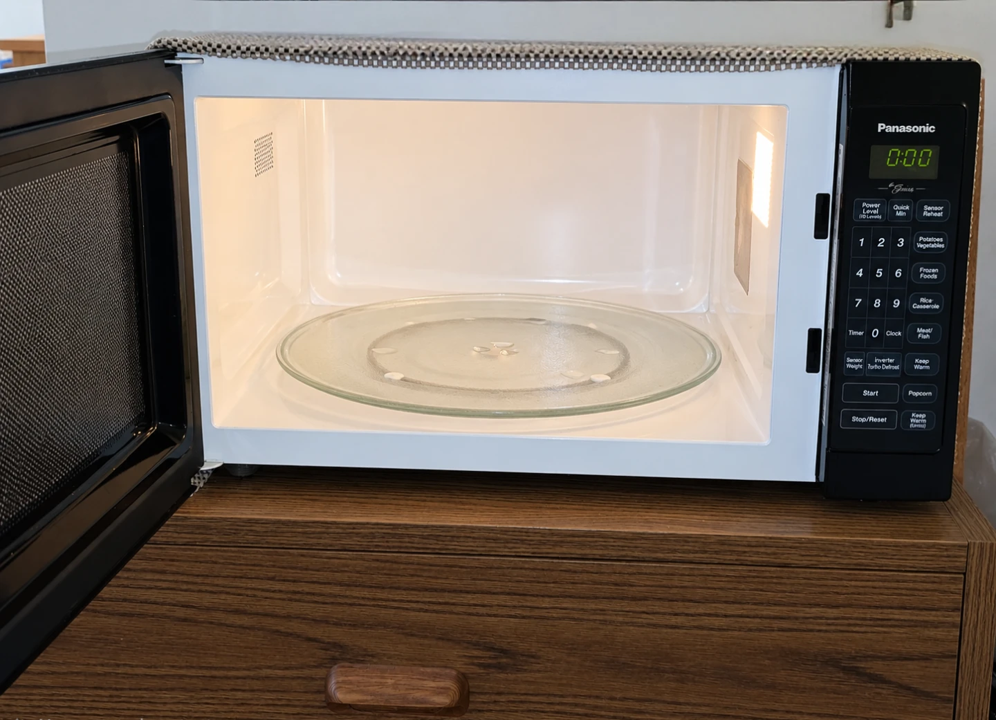 Panasonic 1.6-cu ft 1250-Watt Countertop Microwave (Black) - photo 3