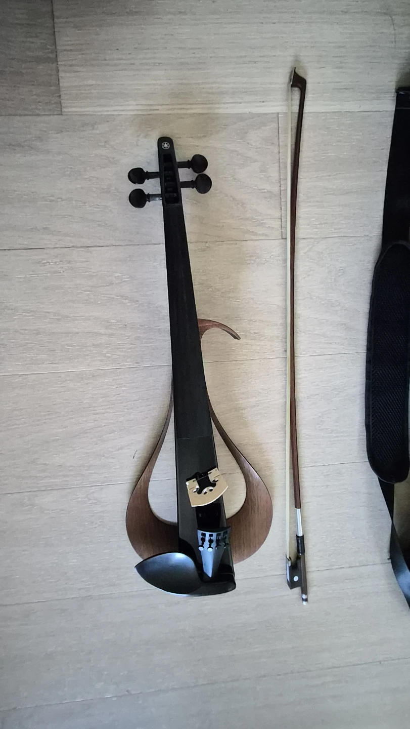 Yamaha Electric Violin (full size) + 2 bows