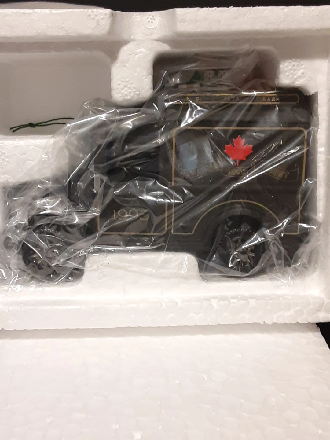 Dept 56 Village Express Van Canadian Event Edition Christmas - photo 5