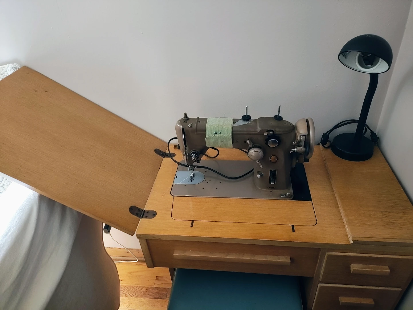 Vintage Singer Sewing Machine with Cabinet - photo 4