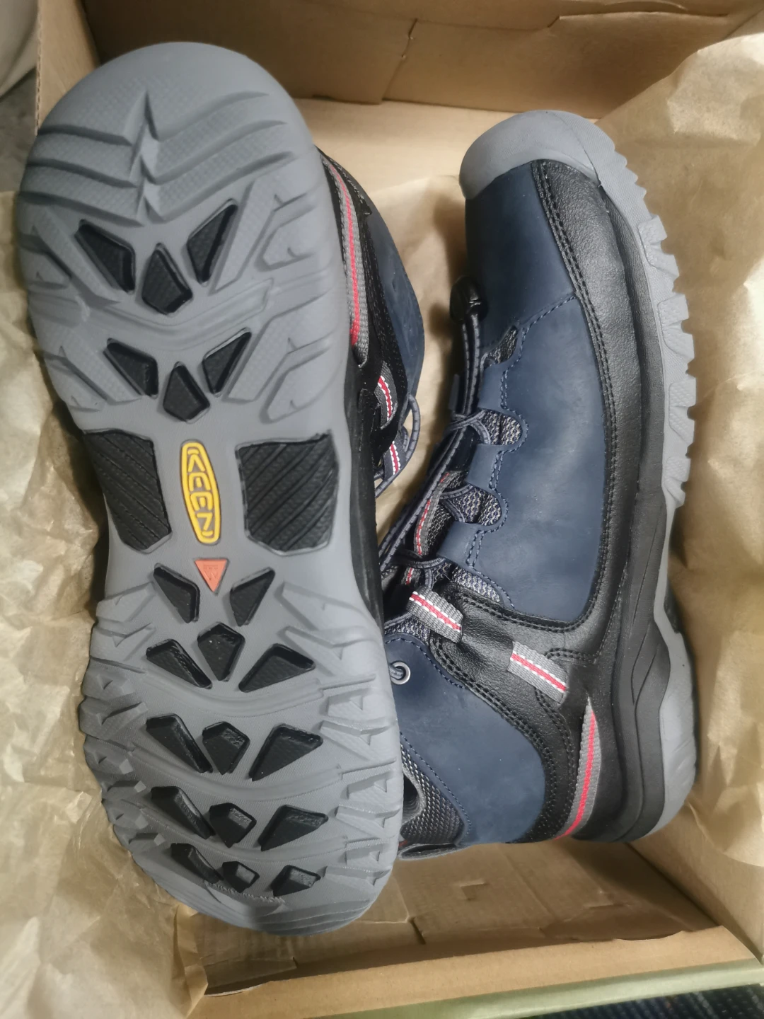 KEEN Hiking Boots Size 6 WOMEN 7 - photo 2