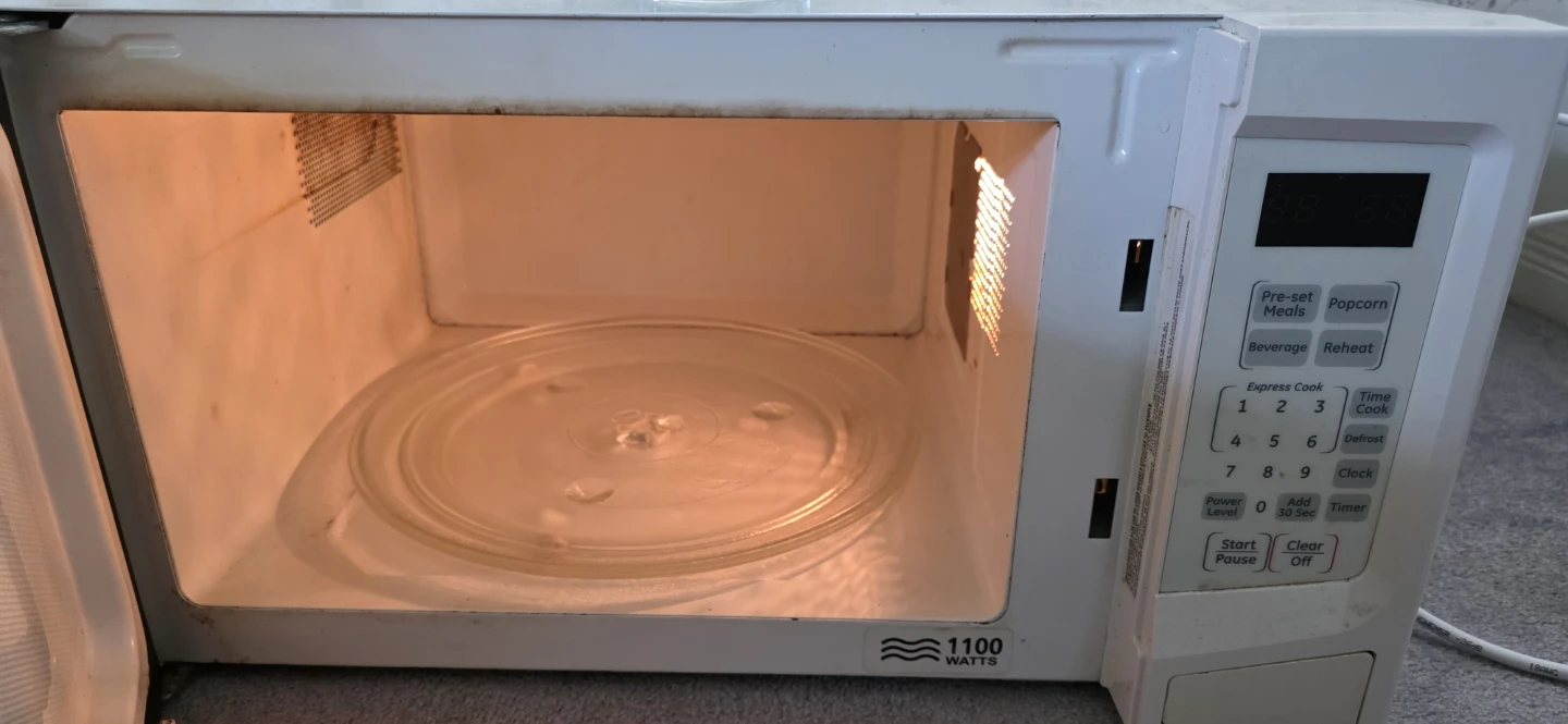 GE 1100W Countertop Microwave – Works Great - photo 2