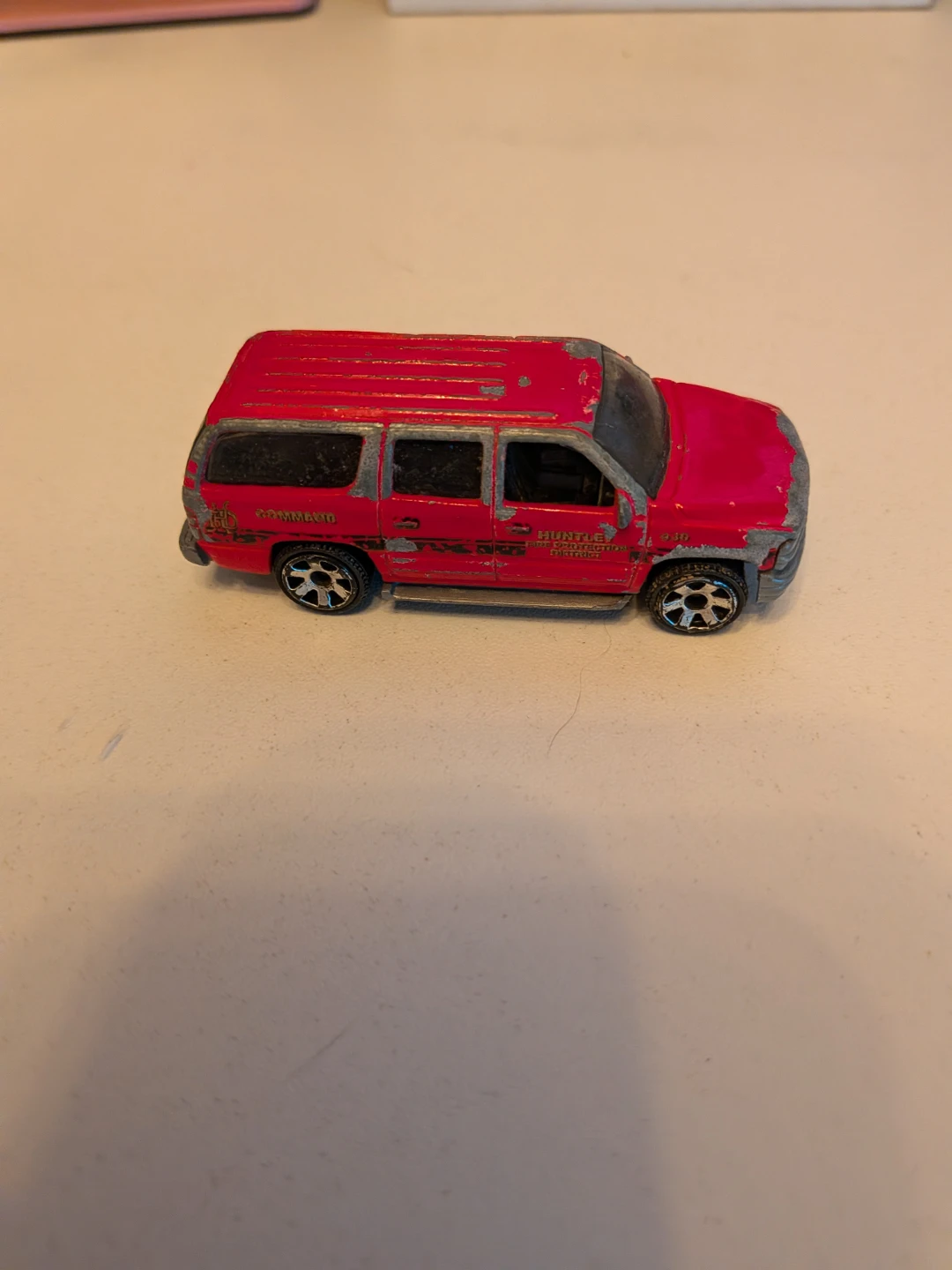 Matchbox 2000 Chevrolet Suburban Toy Car - photo 3