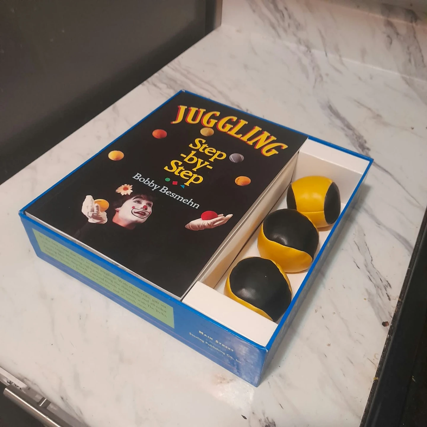 Juggling Step-by-Step set with book and balls. 🏈