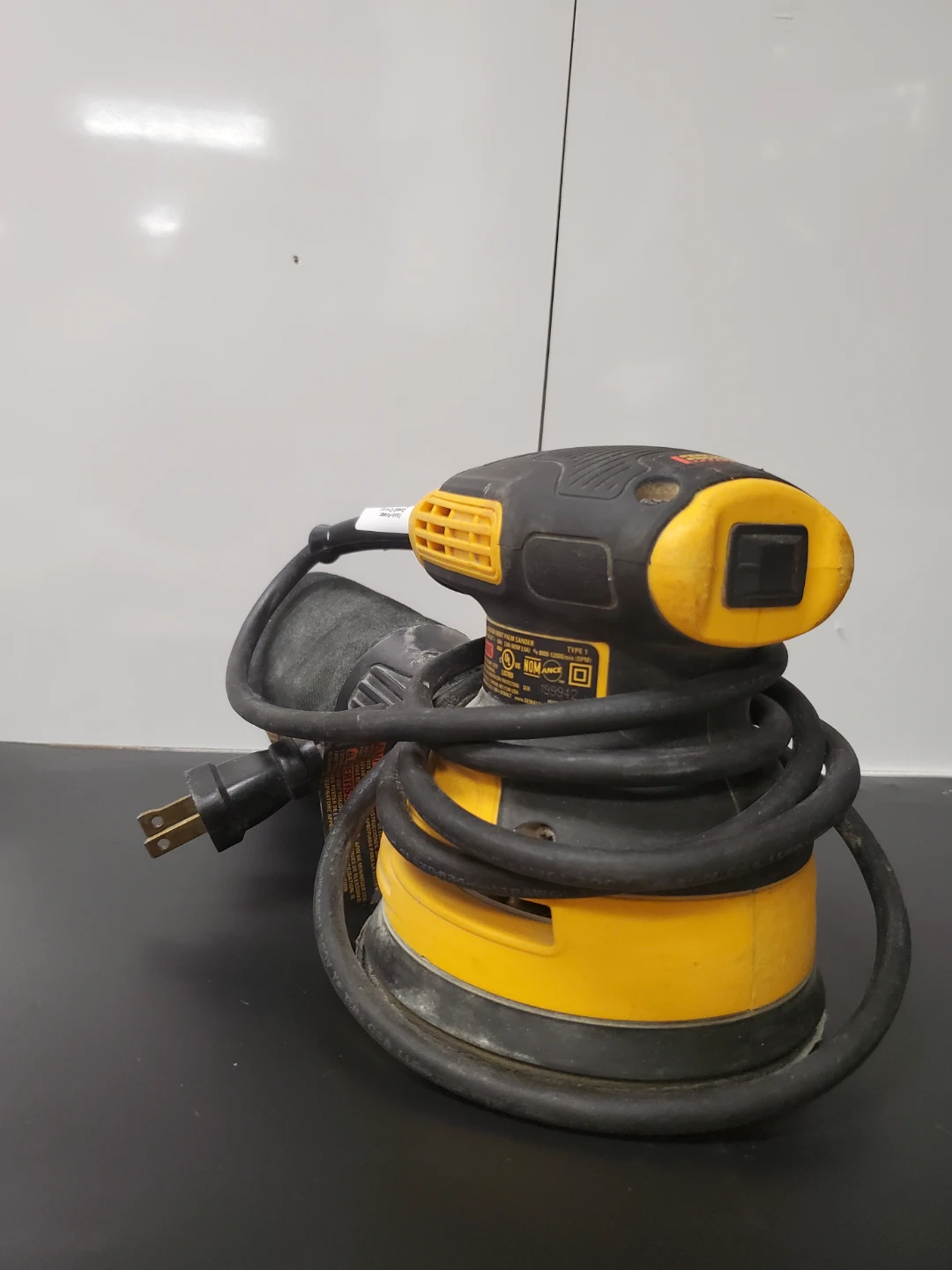 DEWALT Corded Sander - photo 2