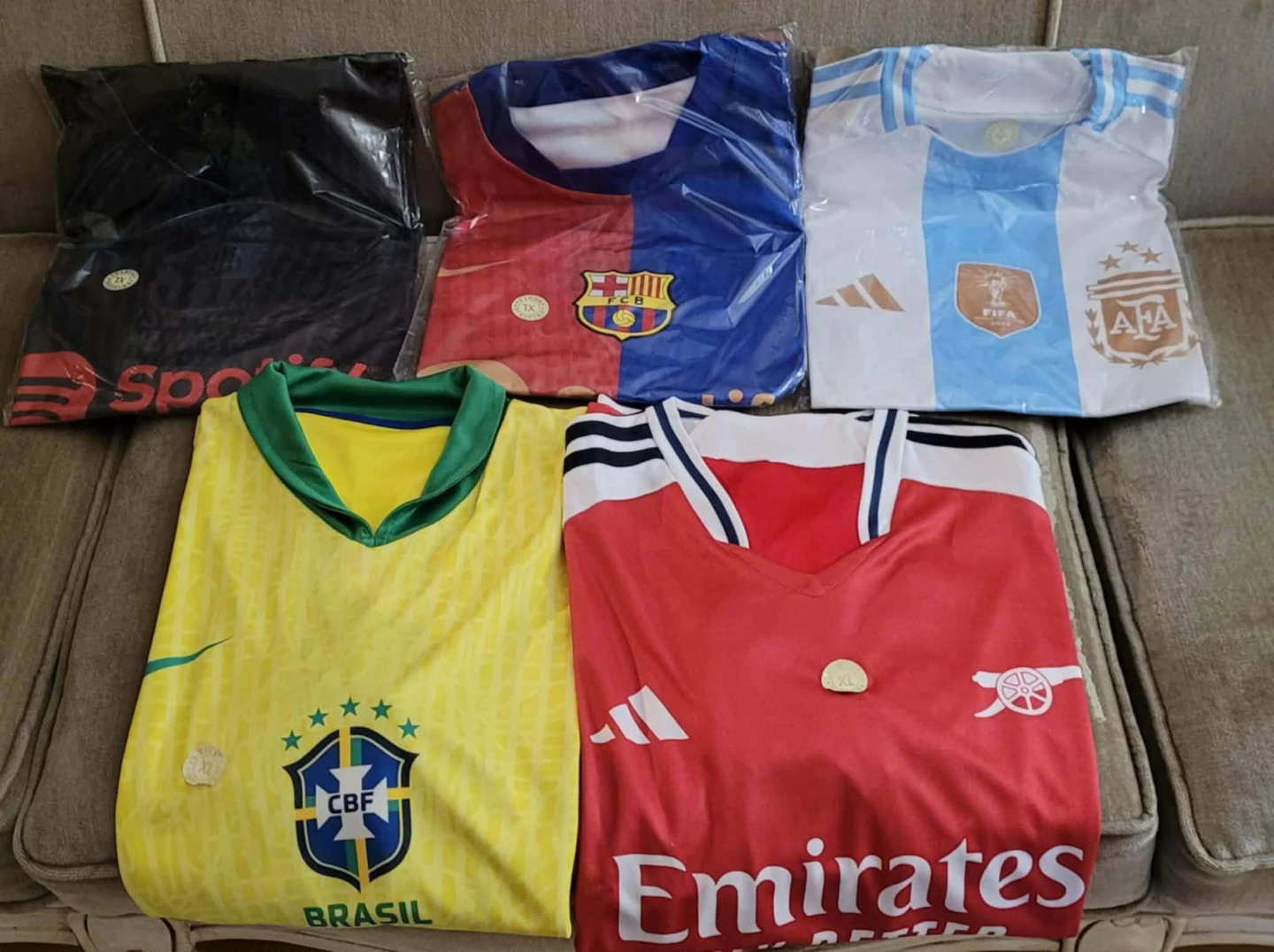 Set of 5 Soccer Jerseys - Size XL each 40$