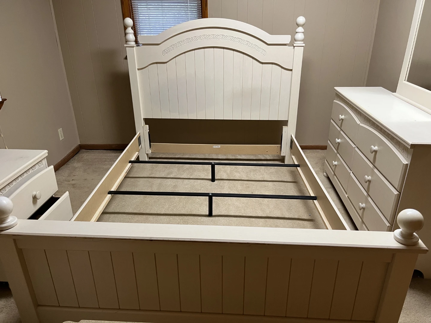 Cottage Retreat Poster Bed frame in Cream (Queen)