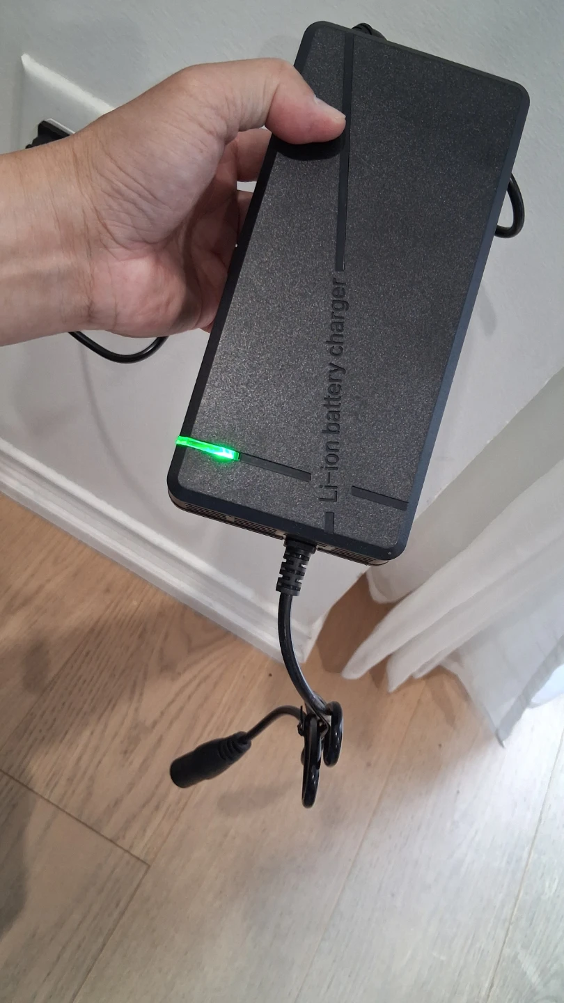 84V for 72V Li-ion battery charger 3 pin XLR male connector