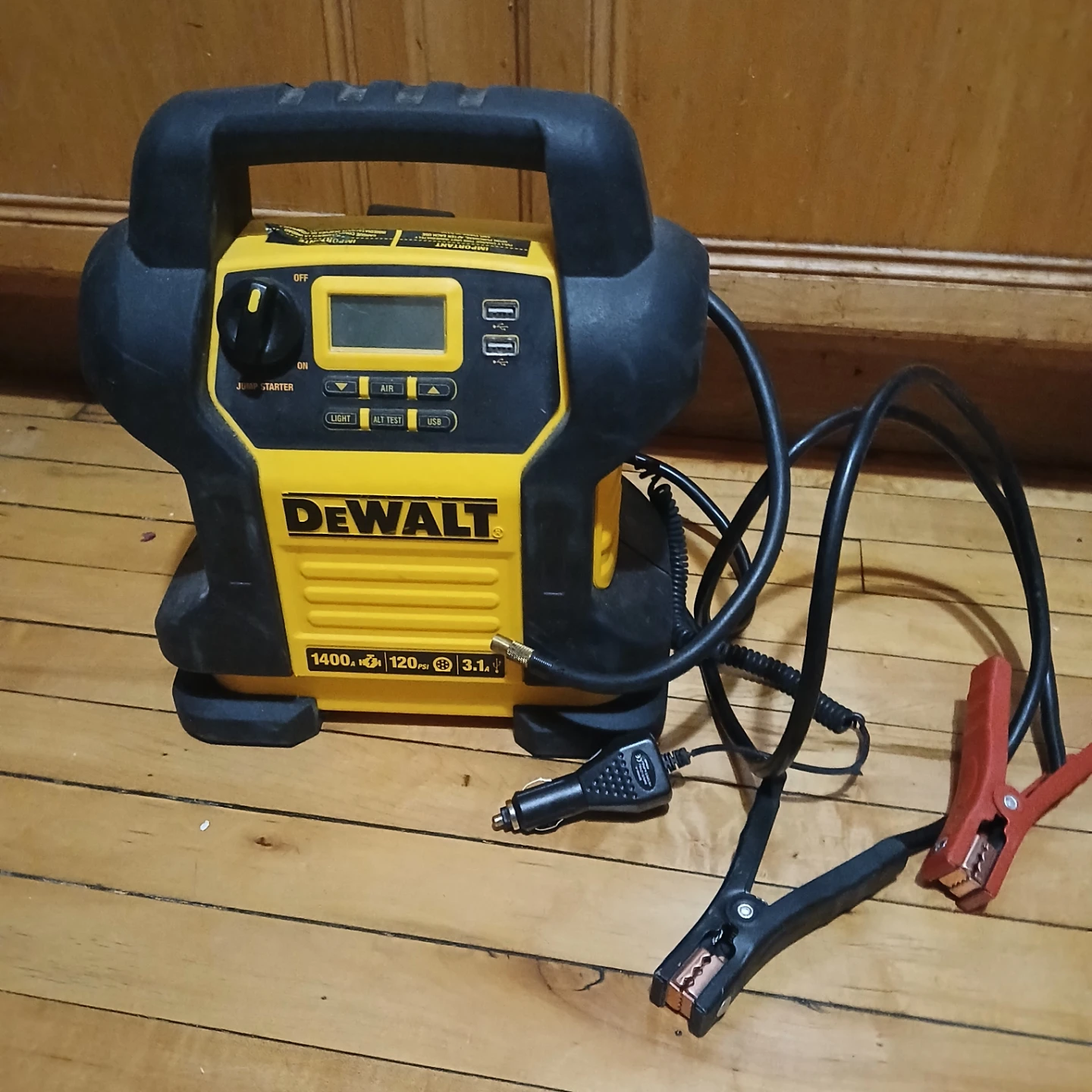 DEWALT 1400 Peak Amp Jump Starter