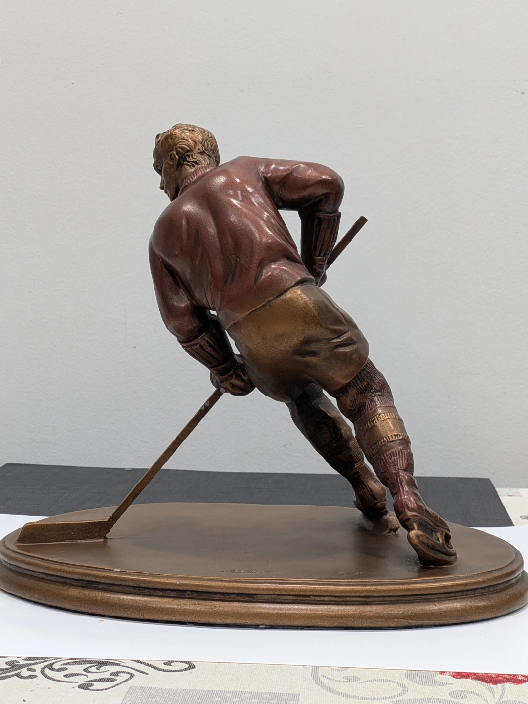 VINTAGE HOCKEY PLAYER AUSTIN SCULPTURE ARTIST SIGNED - photo 3