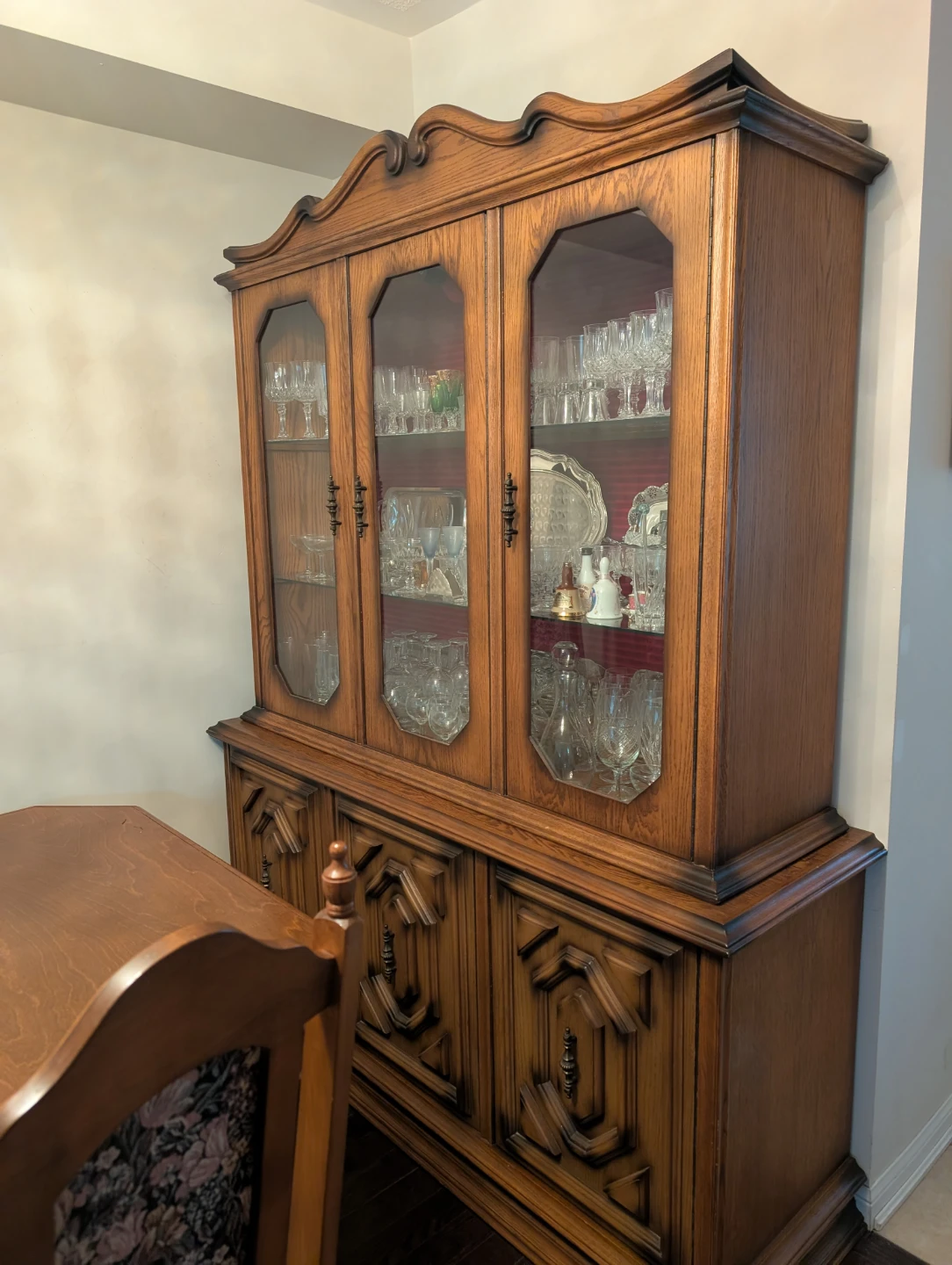 SOLID OAK WOOD VINTAGE ANTIQUE DINING SET (TABLE AND CABINET) - photo 4