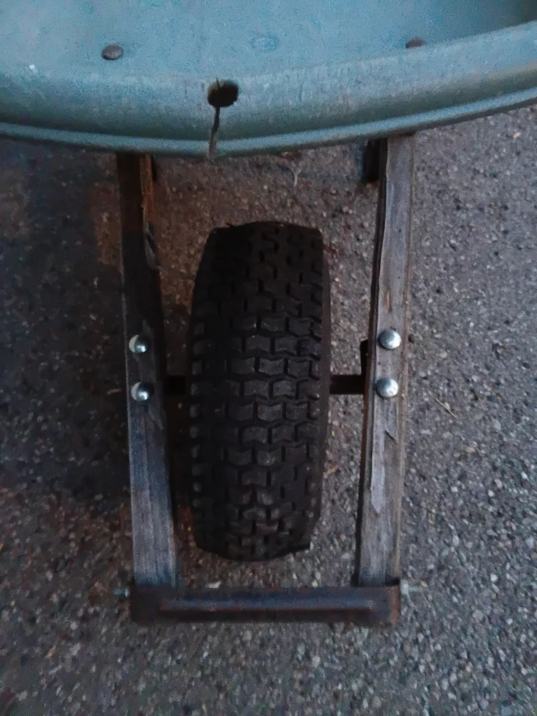 Sturdy Green garden wheelbarrow - photo 3