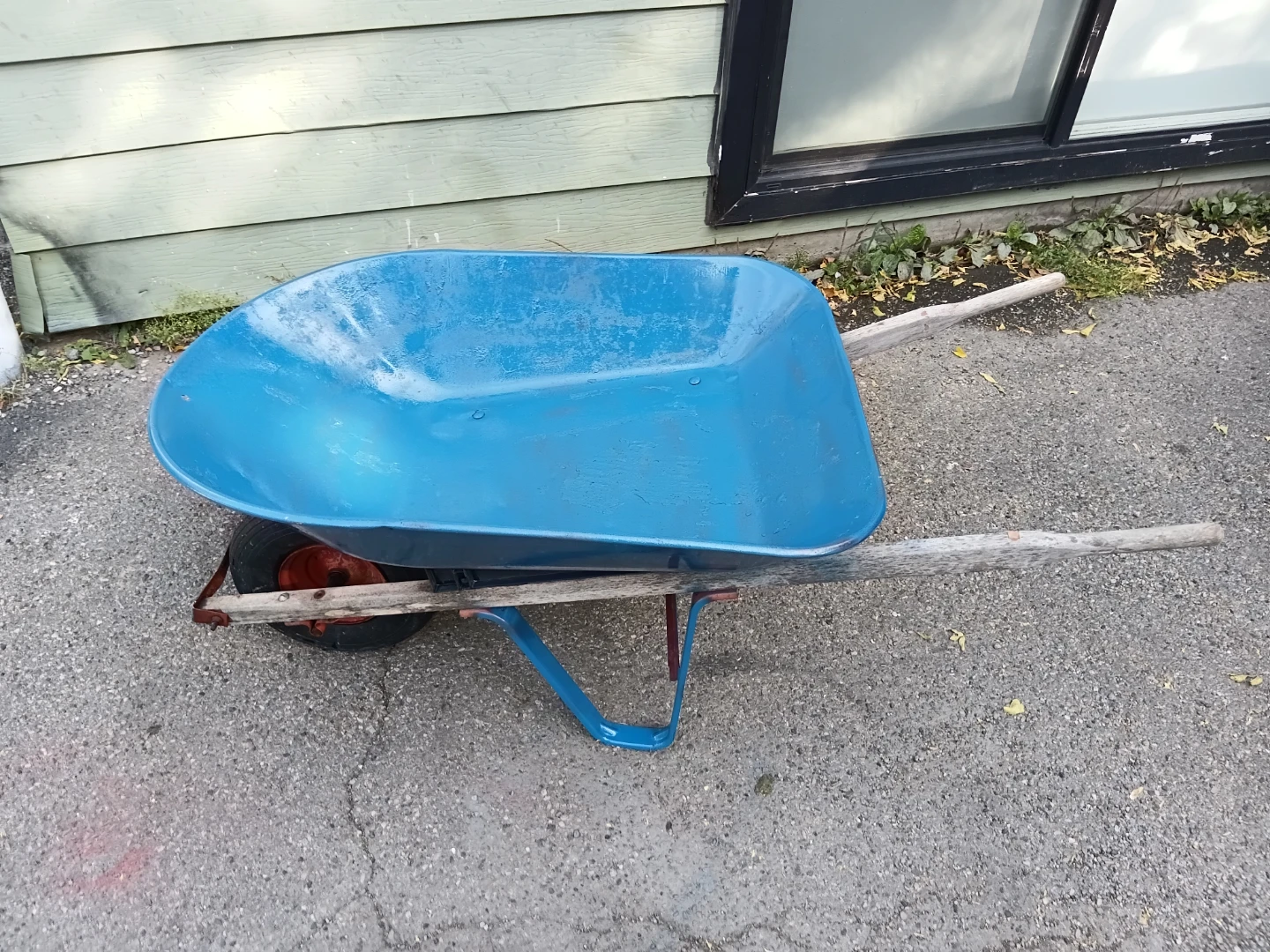True Temper Compact Blue Metal wheelbarrow (FOOTBALL)