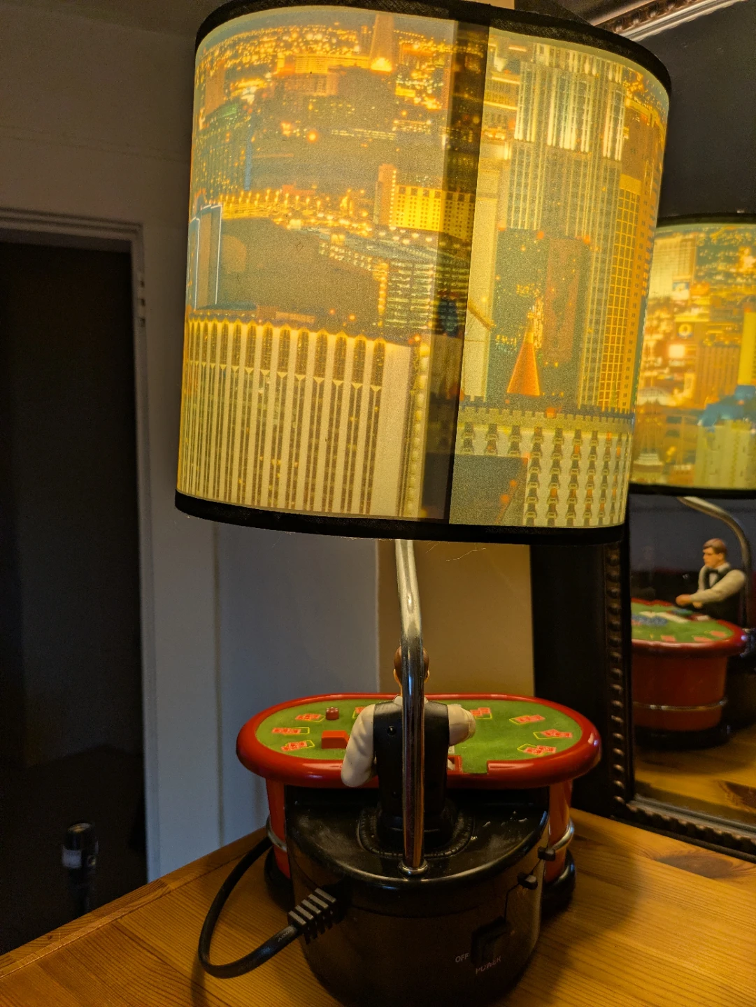 Vintage Las Vegas Texas Hold'em Dealer Lamp - photo 5