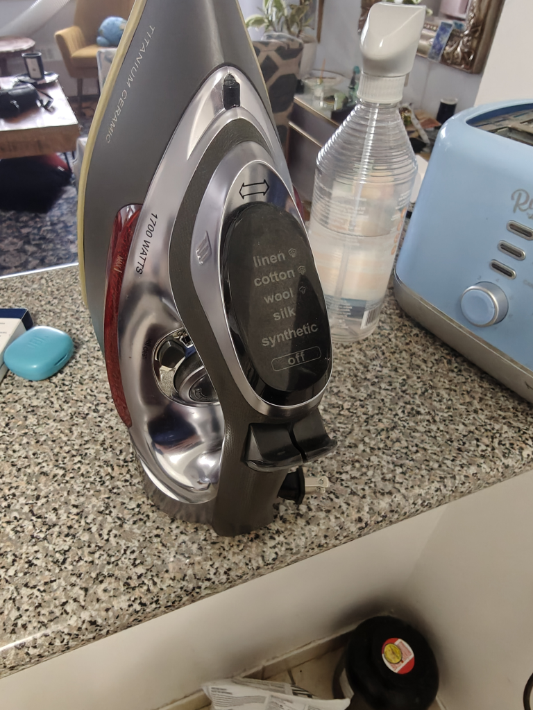 CHI Titanium Ceramic Iron 1700 Watts and ironing board - photo 3