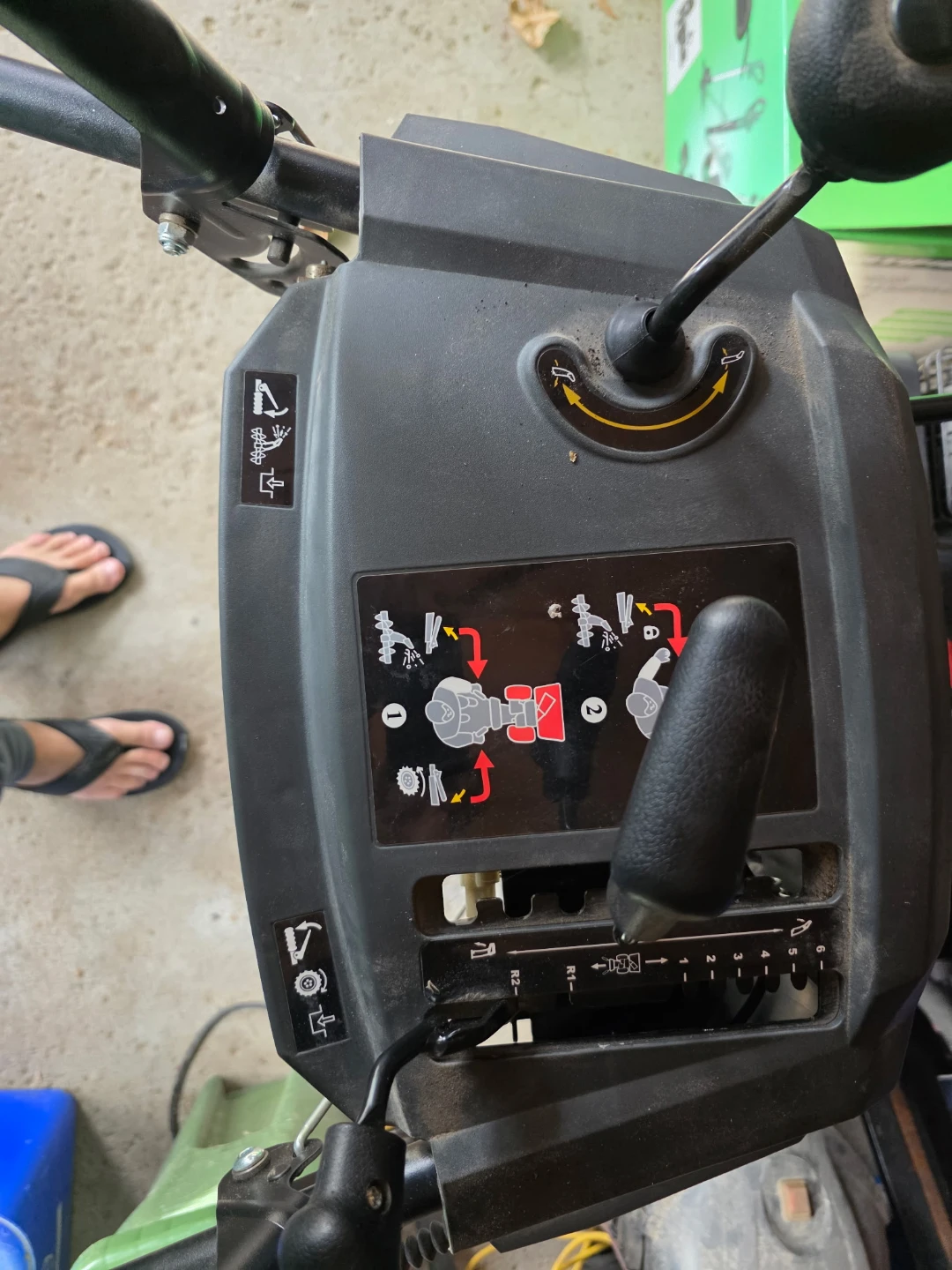 Briggs & Stratton S1024 Snowblower - photo 4
