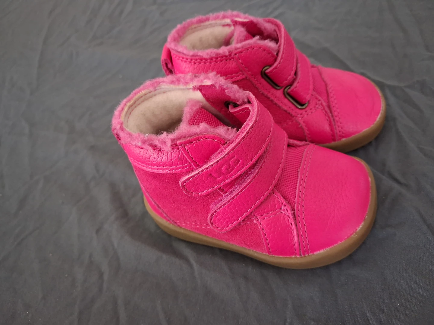 UGGS BOOTS SIZE 2 CROCS SIZE (2)(3) BUNDLE SHOES. - photo 4