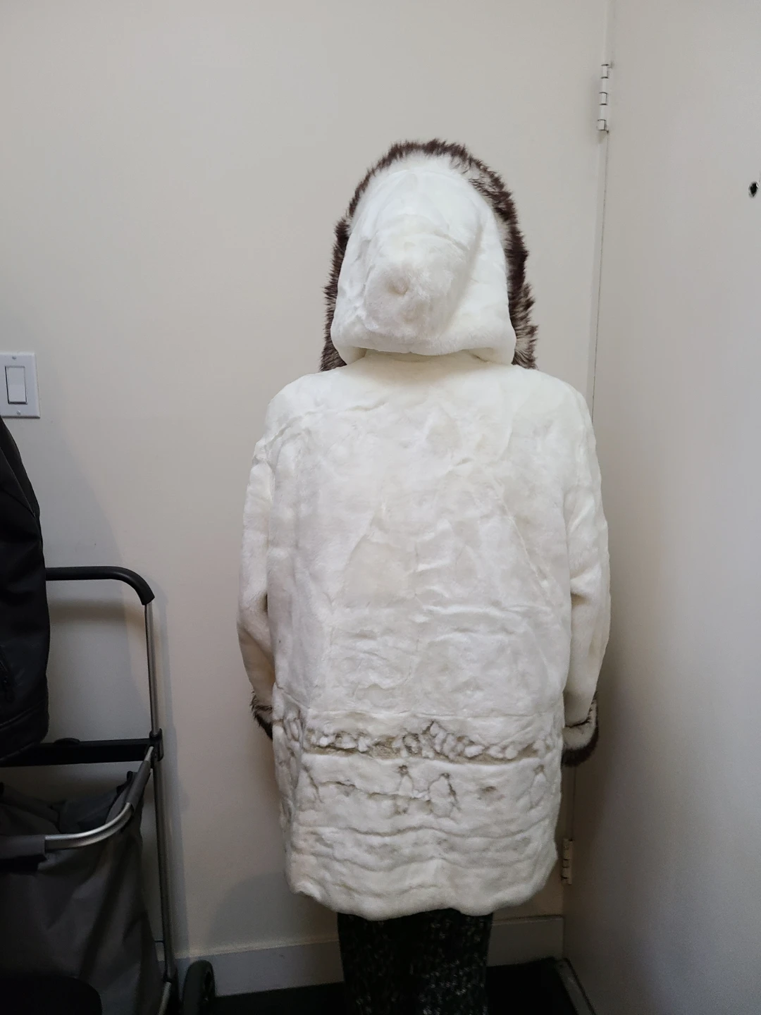 White faux fur parka with hood - photo 3