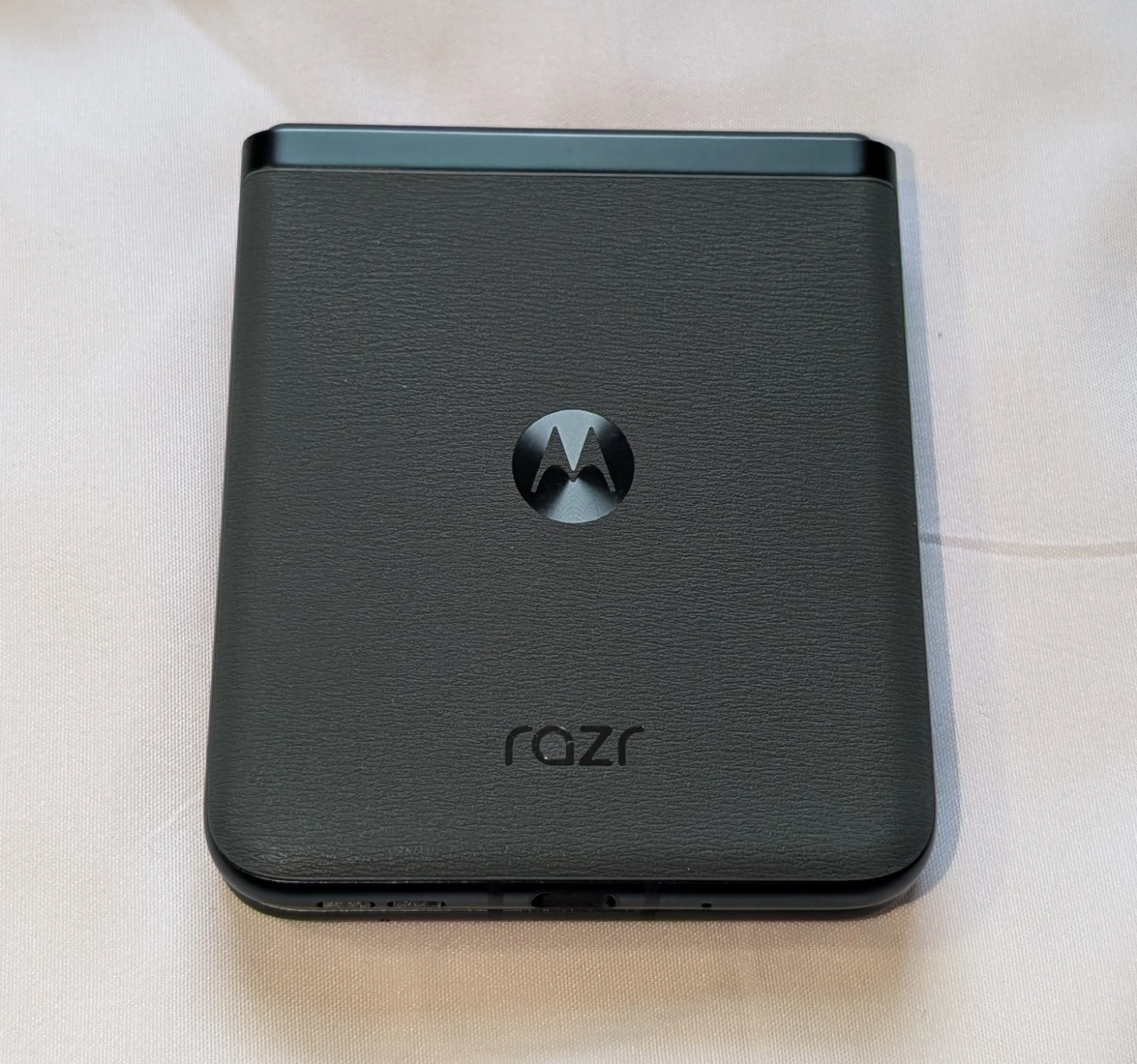 Like NEW MOTOROLA RAZR 5G UNLOCKED FLIP CELL PHONE - photo 5