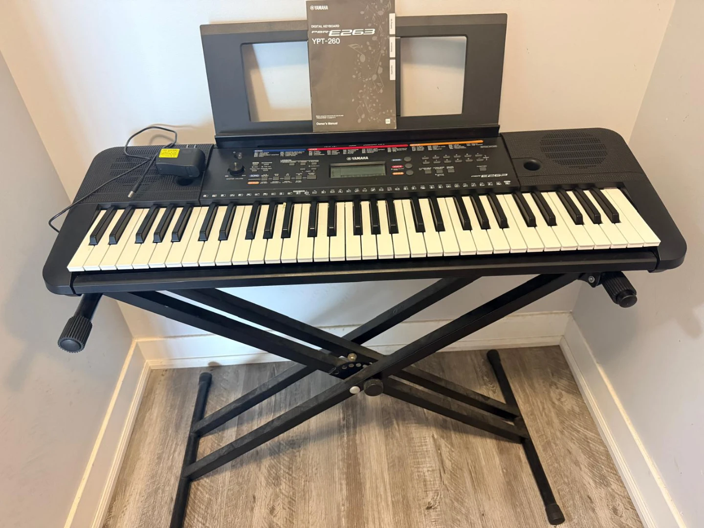 Yamaha PSR-E263 Digital Keyboard with 61 keys