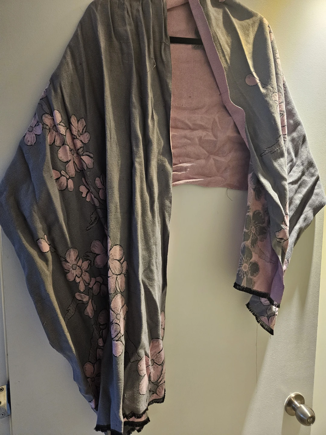 Floral pattern scarf in pink and grey - photo 2