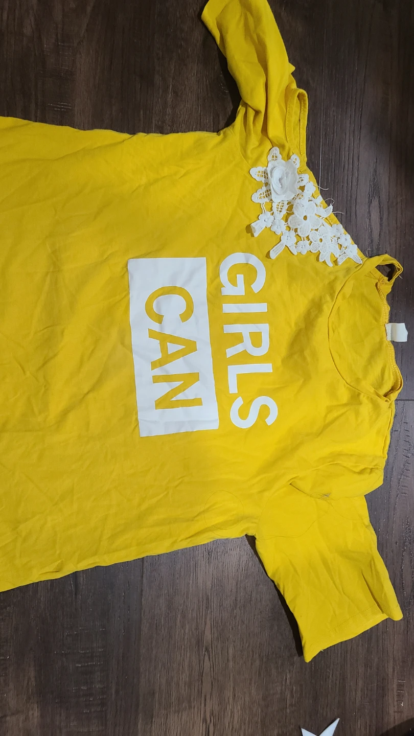 Girls Can Yellow Shirt🏈