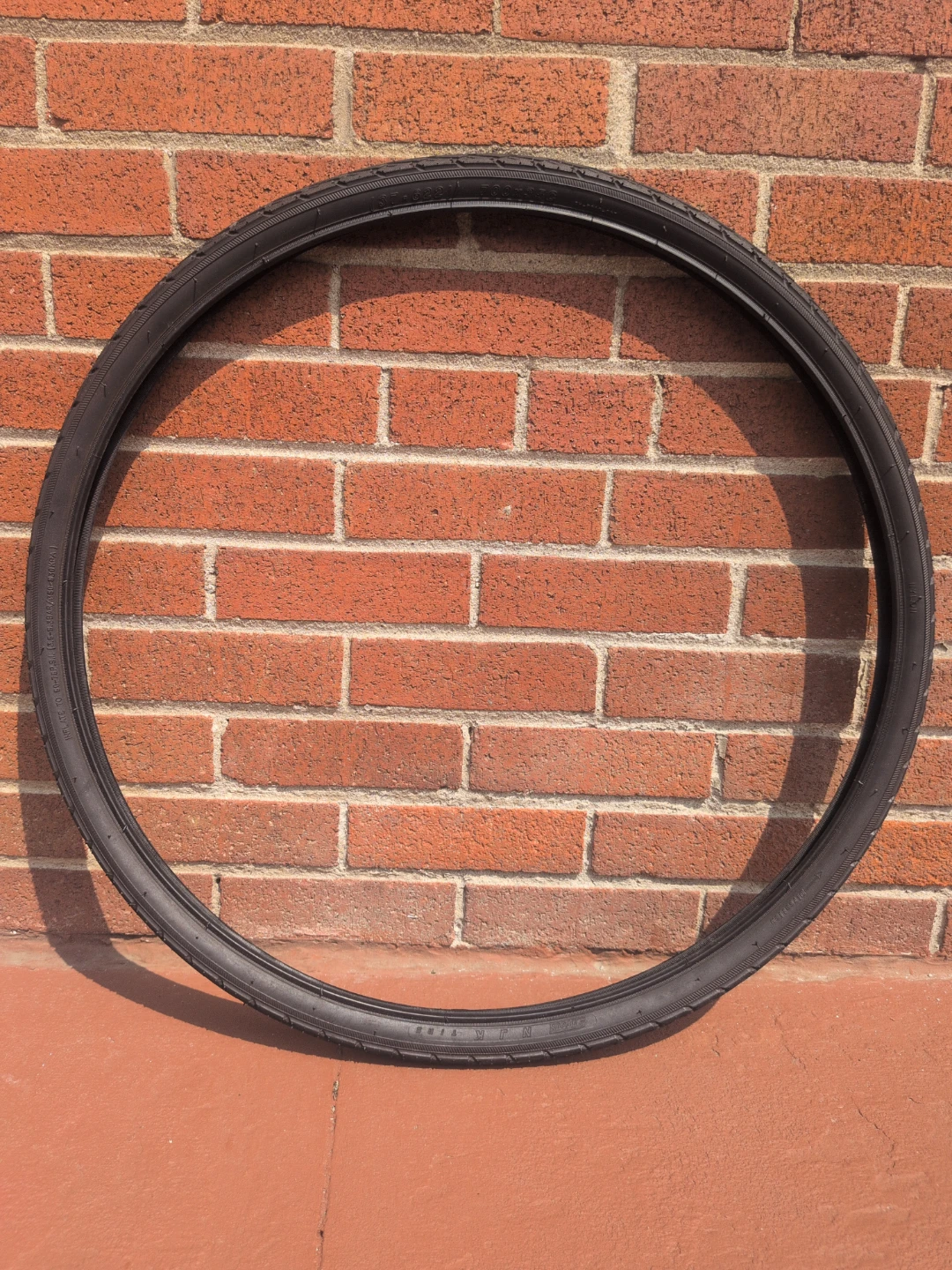 One 28" (700c) hybrid bike tire - photo 2