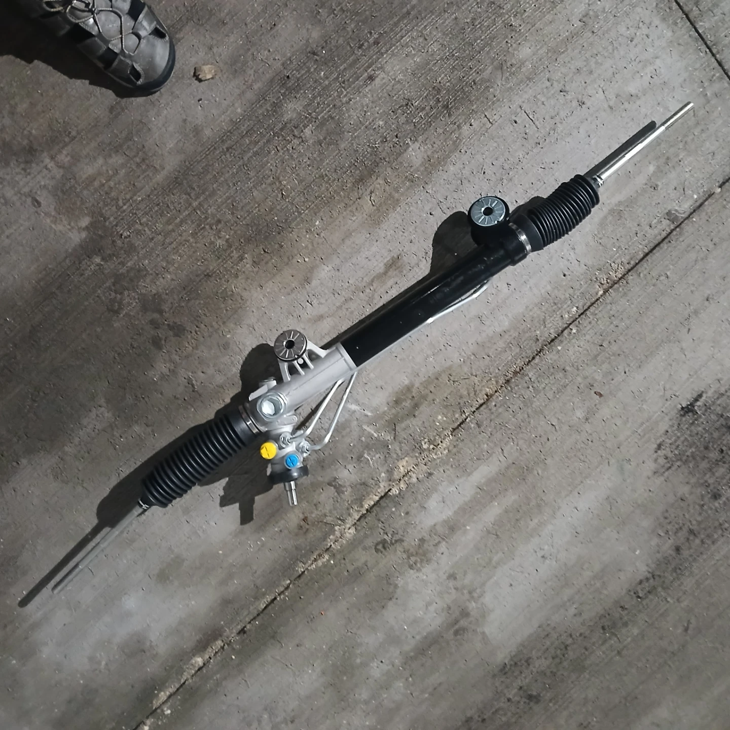 hydraulic power steering rack numbered 19133675