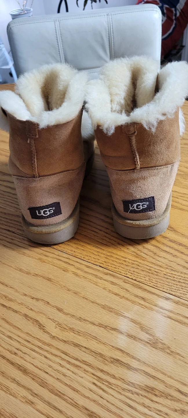UGG gita Boots with Pom Poms - Size 8 - photo 2