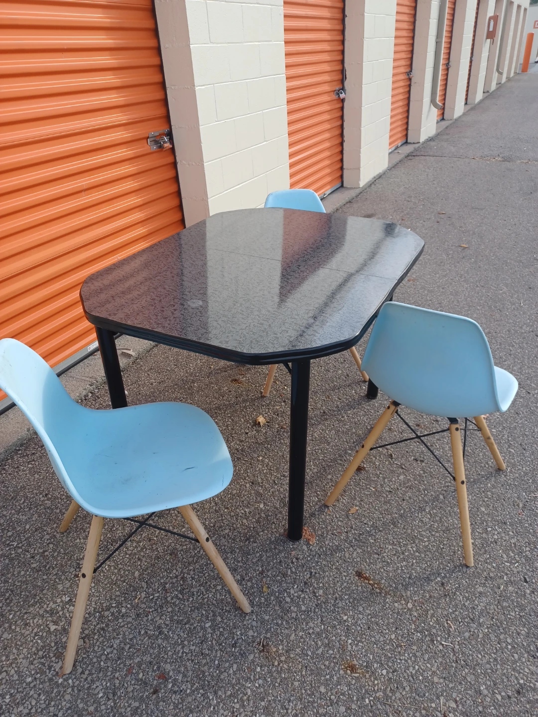 EXTENDABLE DINNING TABLE WITH 3 CHAIRS