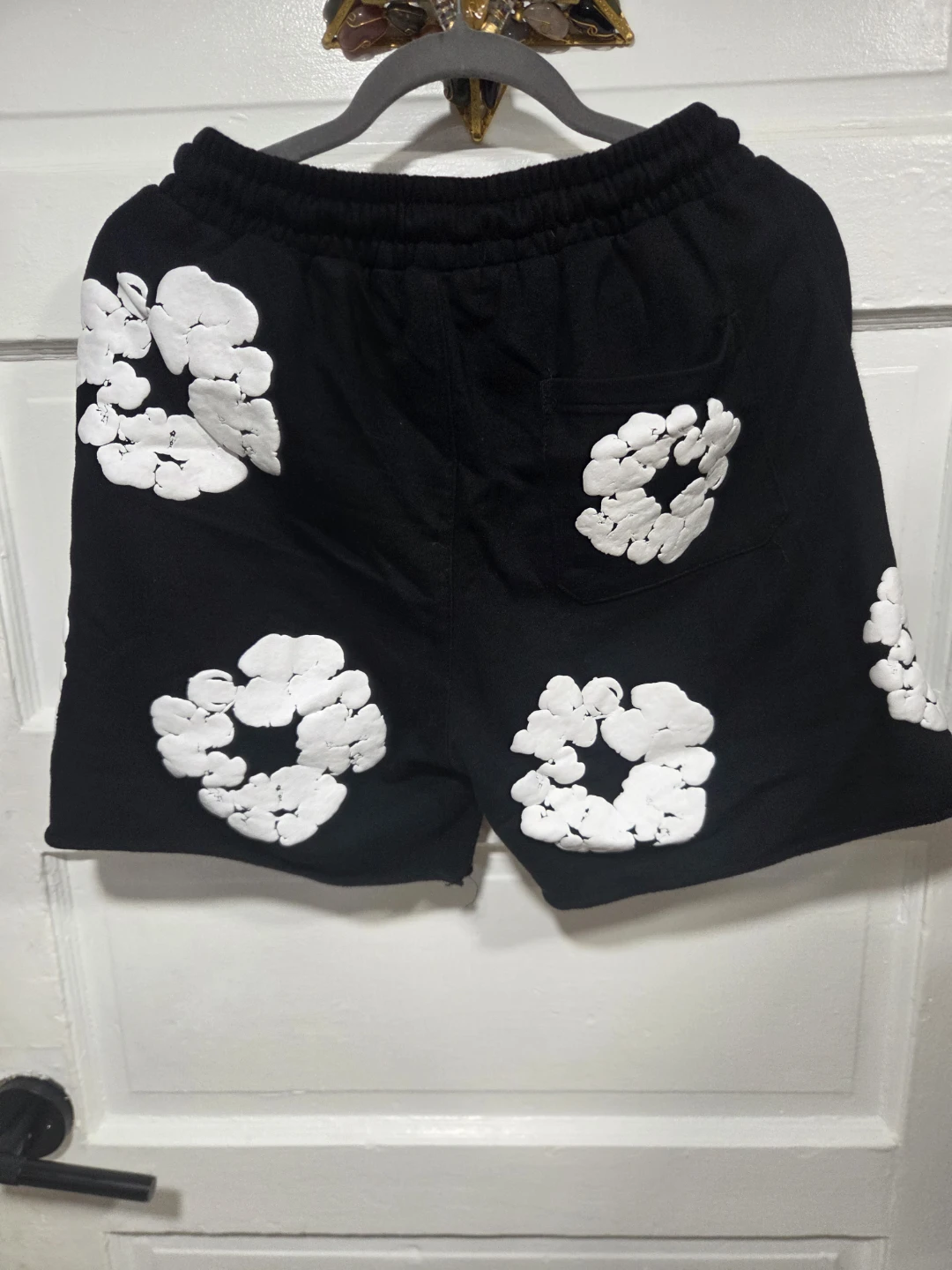 Black shorts with white floral patterns - photo 3