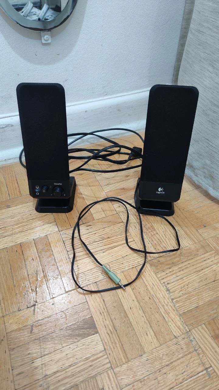 Logitech R-10 Multimedia PC Speakers 2.0 Channel with Headphone