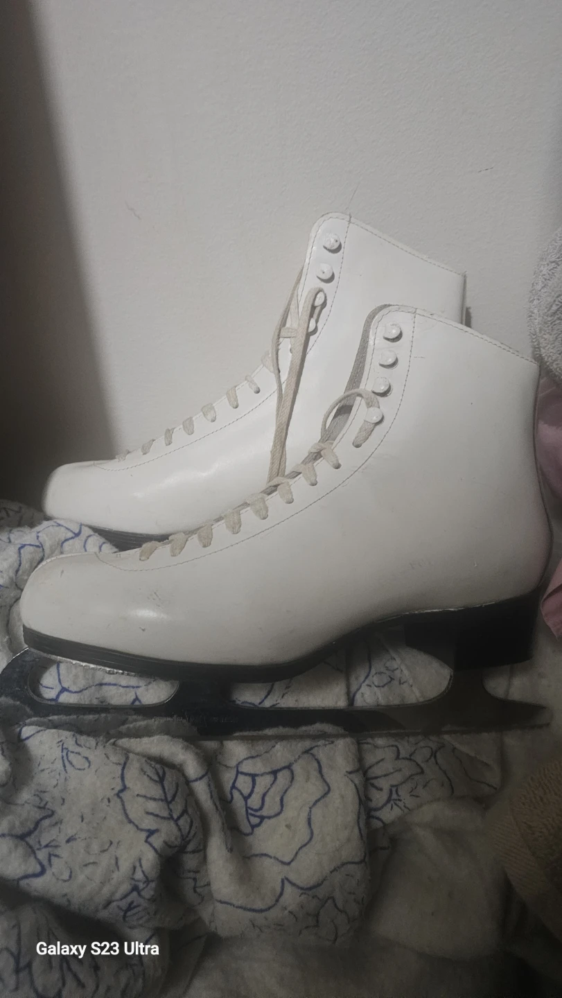 Fiesta Figure Skates Size 9.or 10 - photo 3