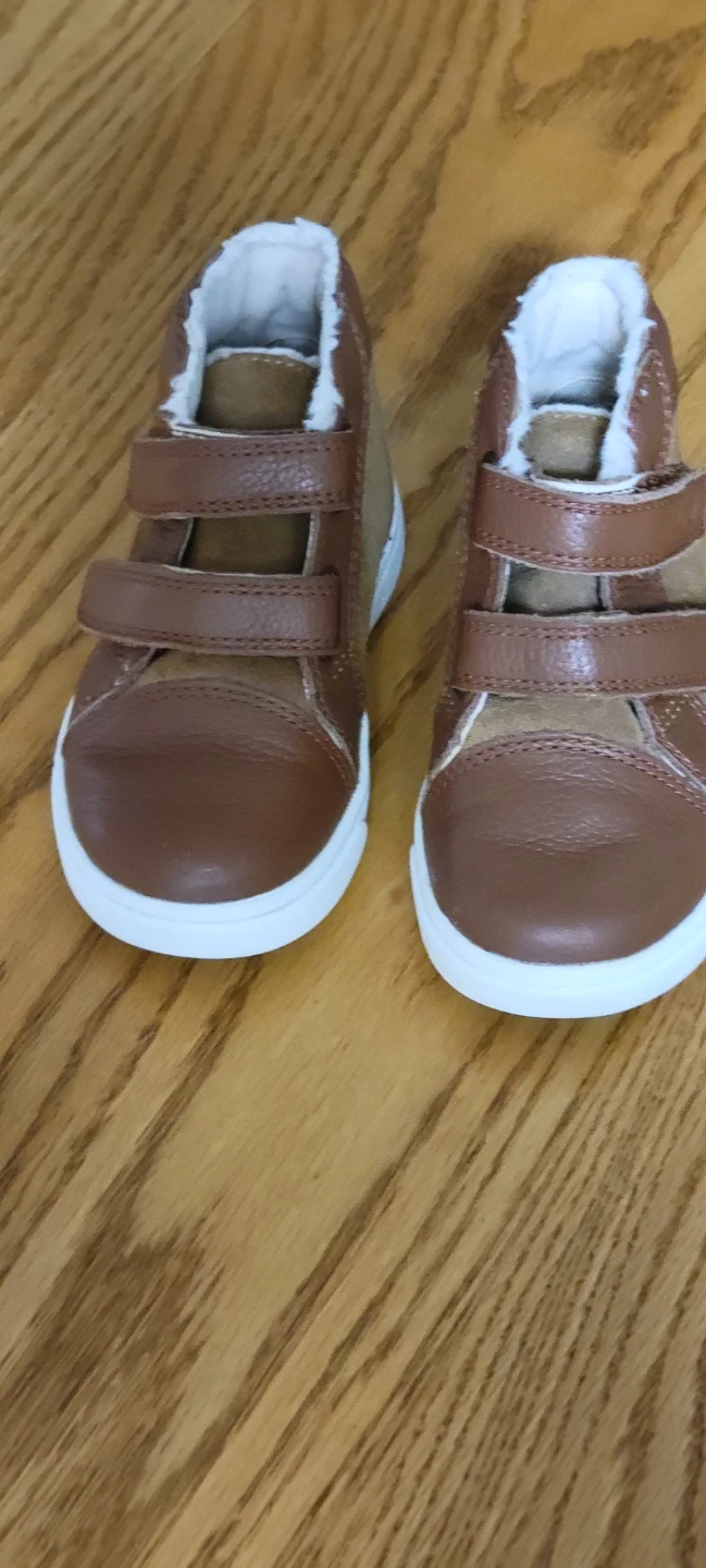 UGG Kids Brown Leather Sneakers sz7 - photo 2