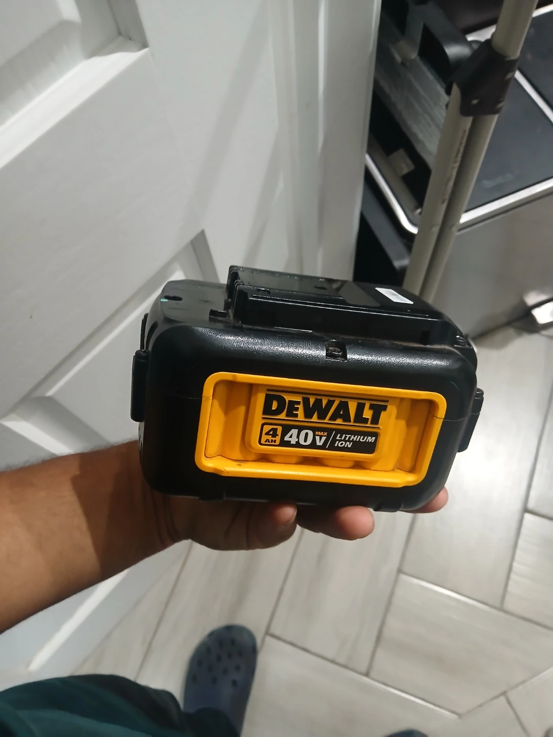 DeWalt DCB404 40V Max 4Ah Lithium Ion Battery - photo 3