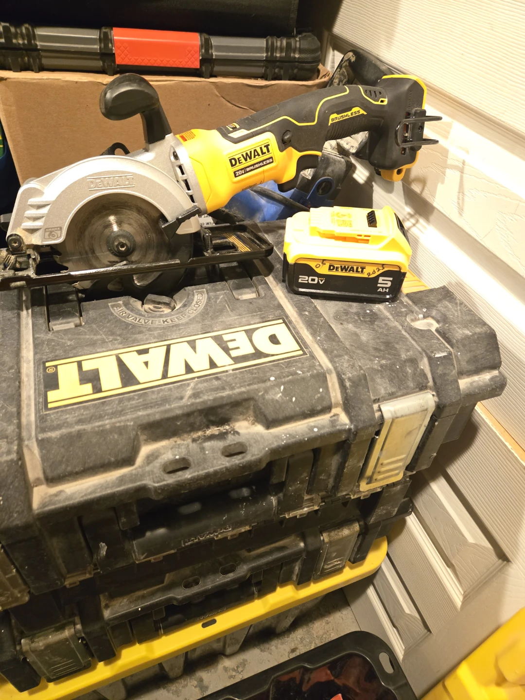 DeWalt 20V Max Brushless Circular Saw with 5Ah Battery - photo 3