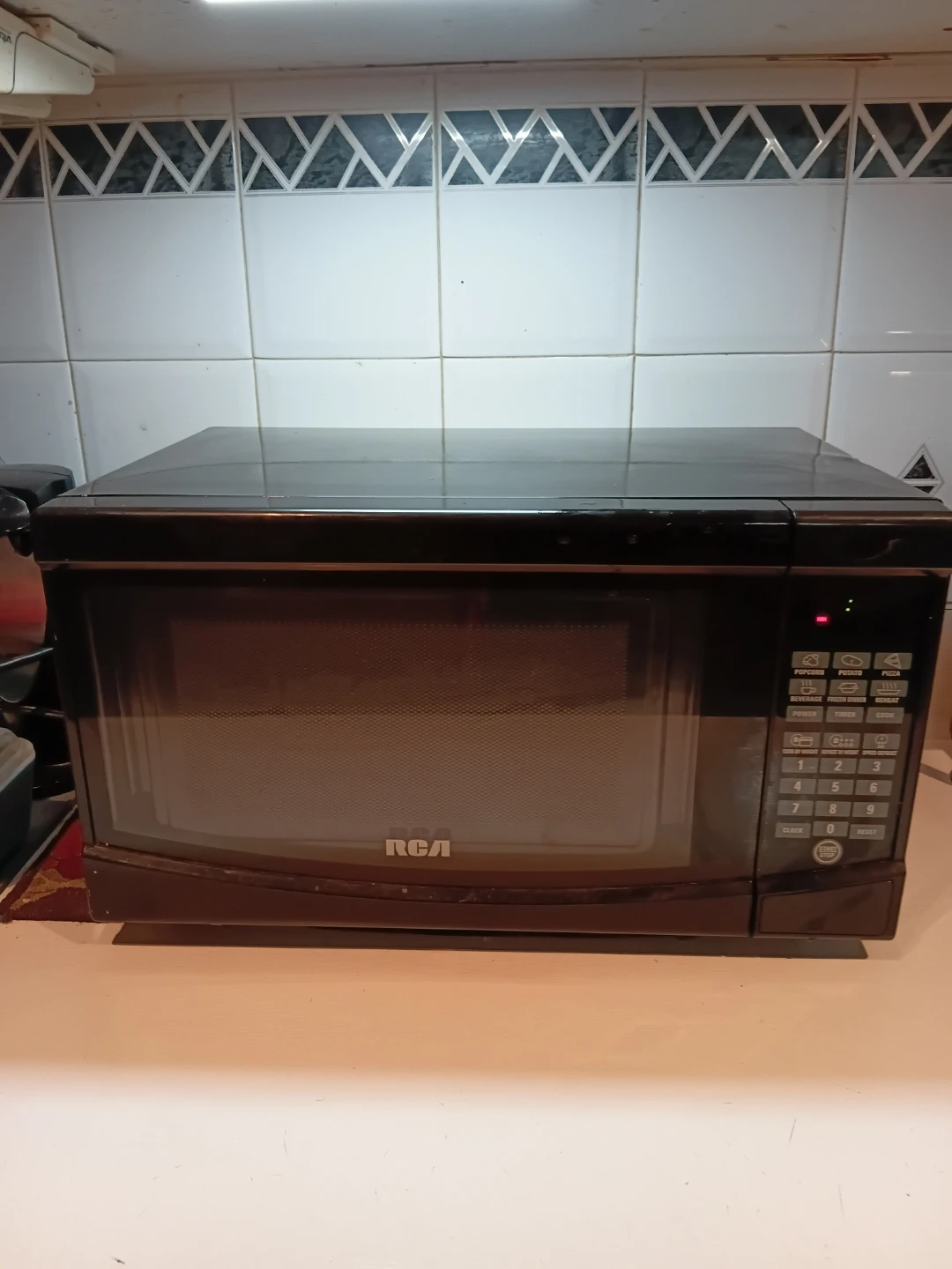 RCA Black Compact Countertop Microwave READ DESCRIPTION ON SIZE
