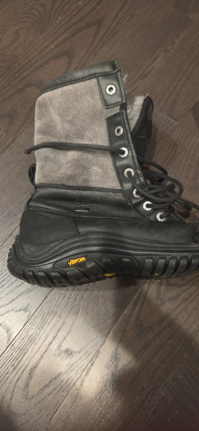 UGG S/N 1906 Boots