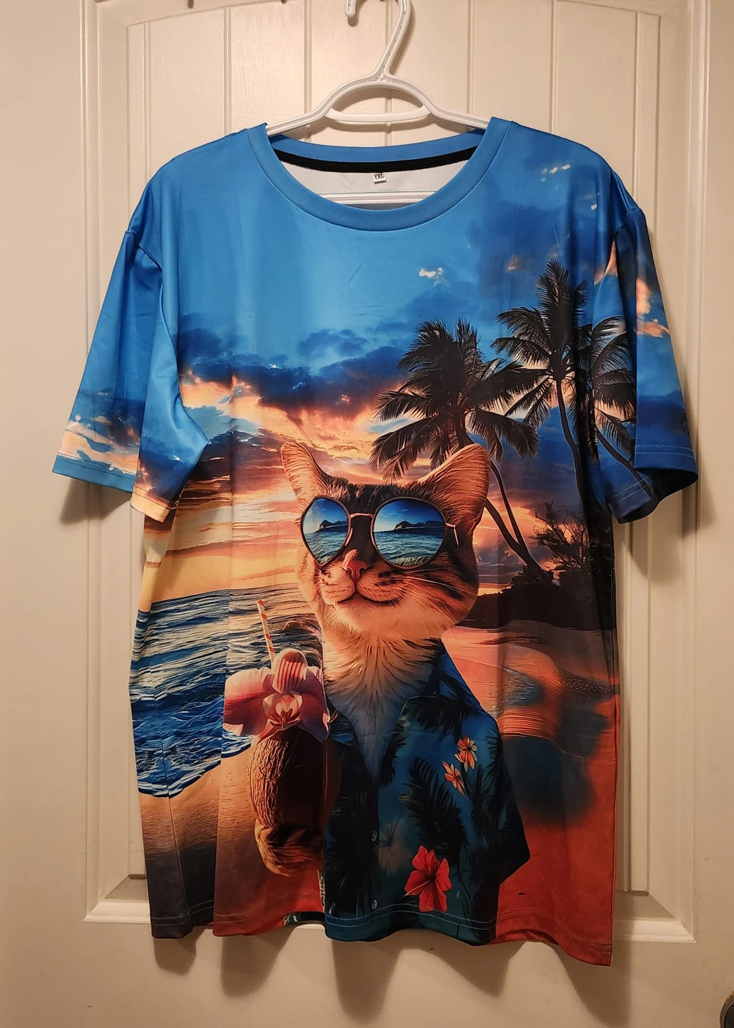 Graphic T-Shirt with Cat Beach Print 🏈