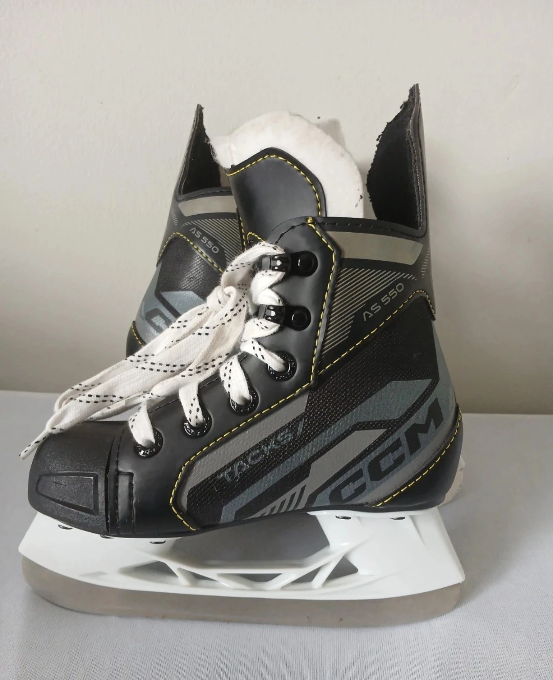 Brand New CCM Tacks AS-550 Youth Ice Skates Size 11 Regular fit