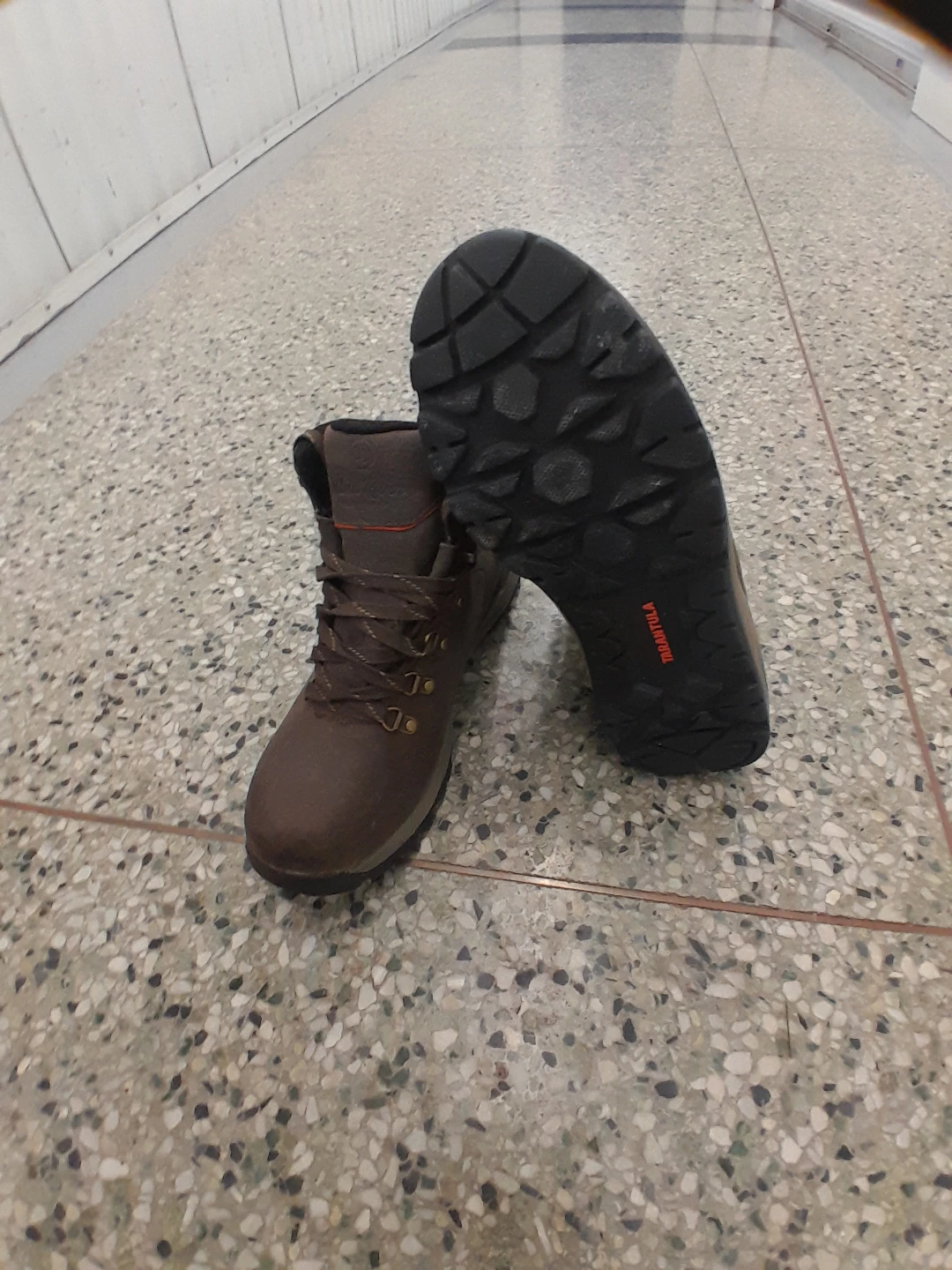 Tarantula Brown Hiking Boots Men's Size 11. - photo 4