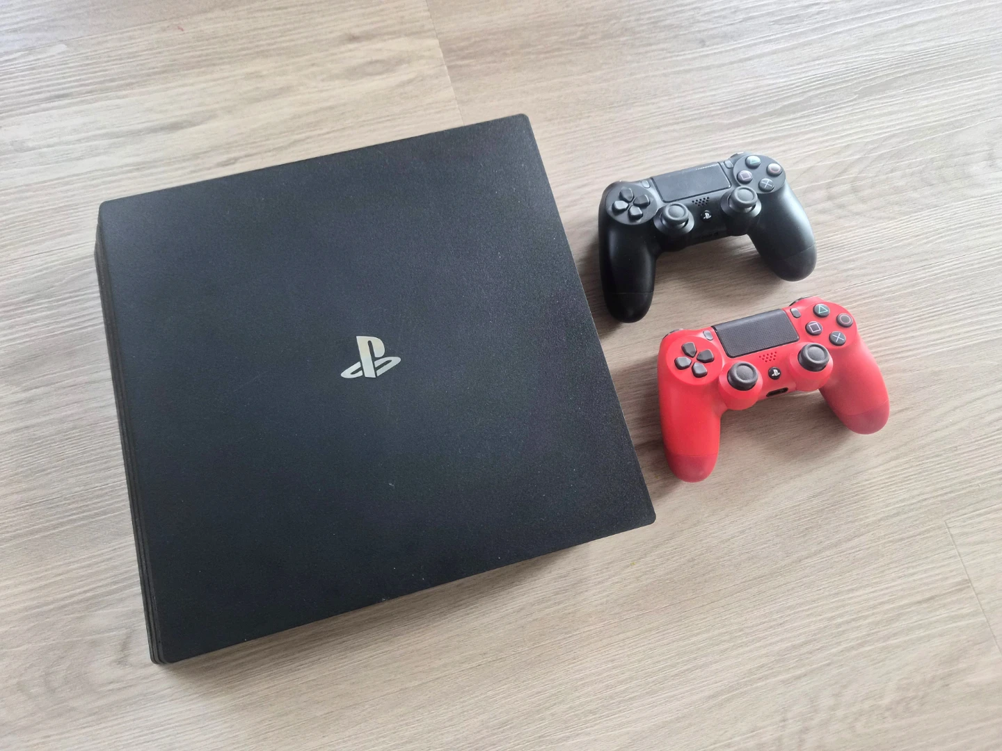 Sony PlayStation 4 Slim 1TB + 2 Controller – Jailbroken (FW 9.0)