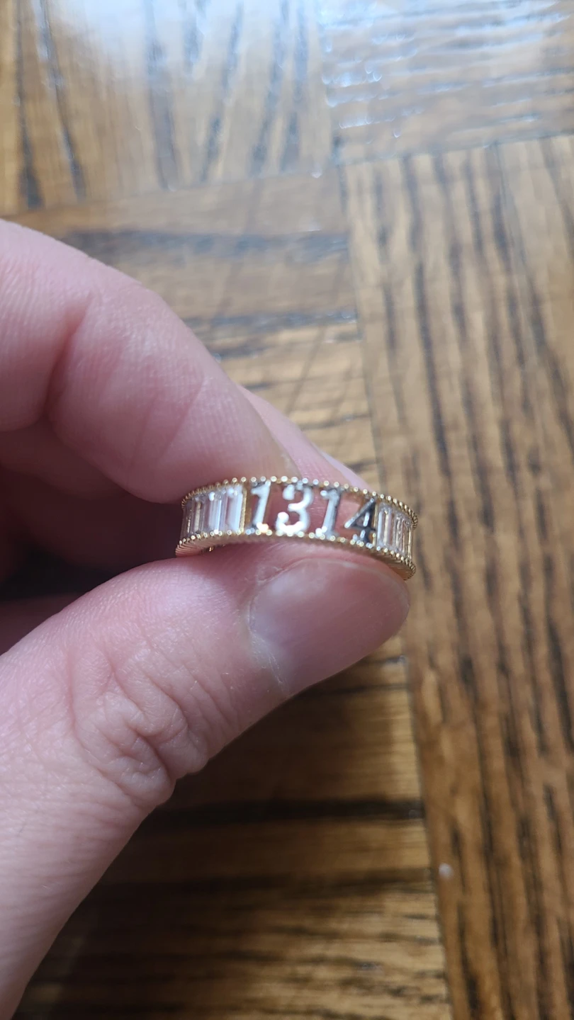 Gold-tone 1314 baguette stone band ring 🏈 - photo 2