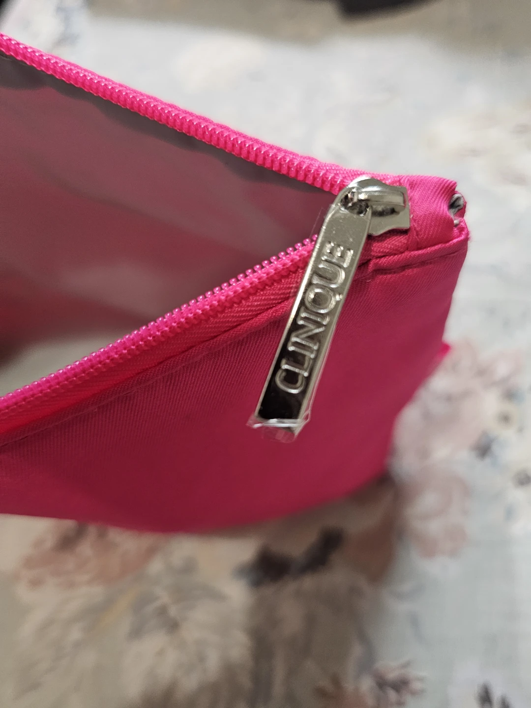 Clinique Hot Pink Makeup Pouch - photo 4