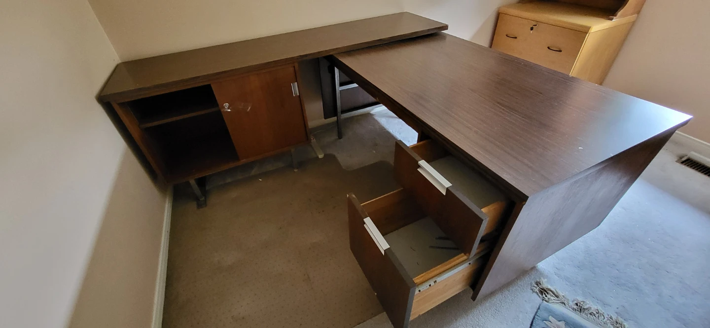 L-shaped Desk - Ready for pickup - photo 2