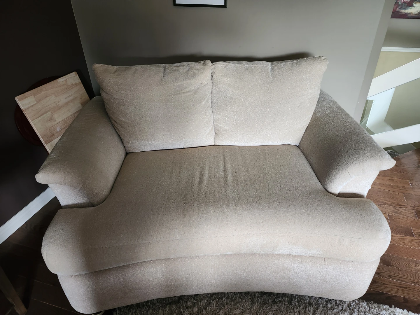 Cream Loveseat lazy boy like new. Red pollows inculed.