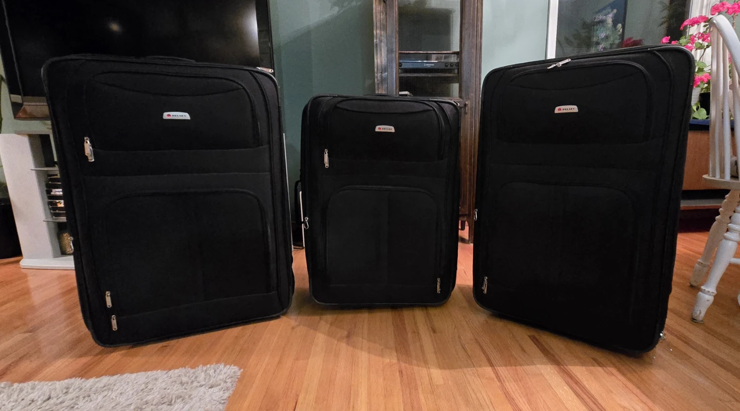 *PENDING* Luggage Set For Sale (3 Pieces)