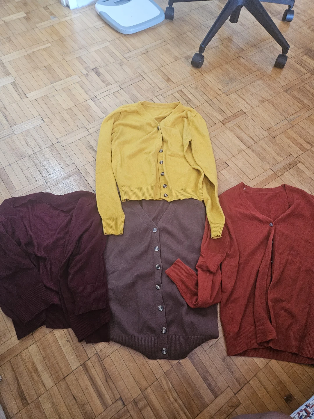Large Three button-up cardigans - photo 3