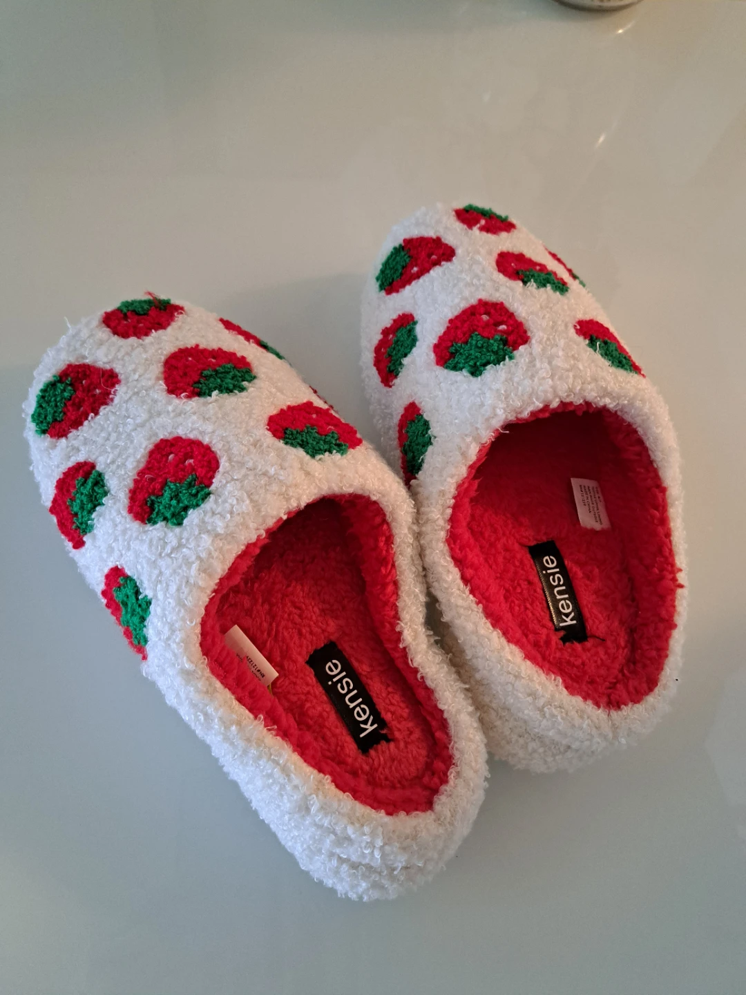 Kensie Women's Strawberry Slippers Size 6/7
