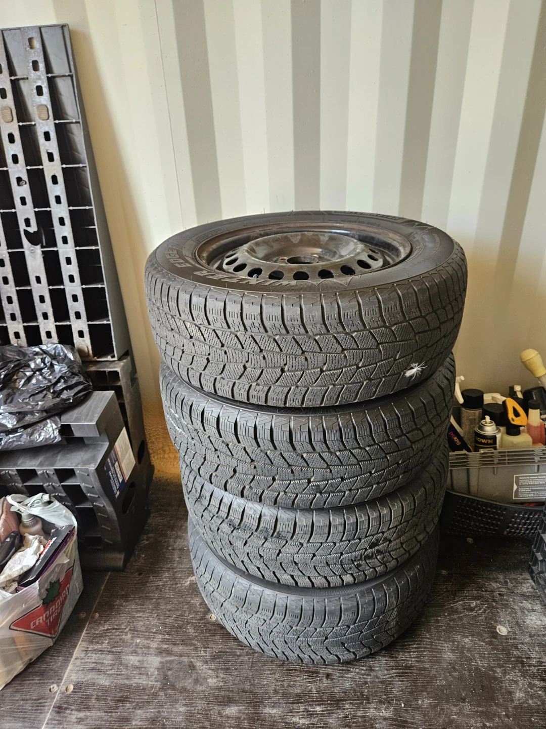 Set of 4 Motomaster Winter Edge Tires 215/60R16 + Steel Rims - photo 2